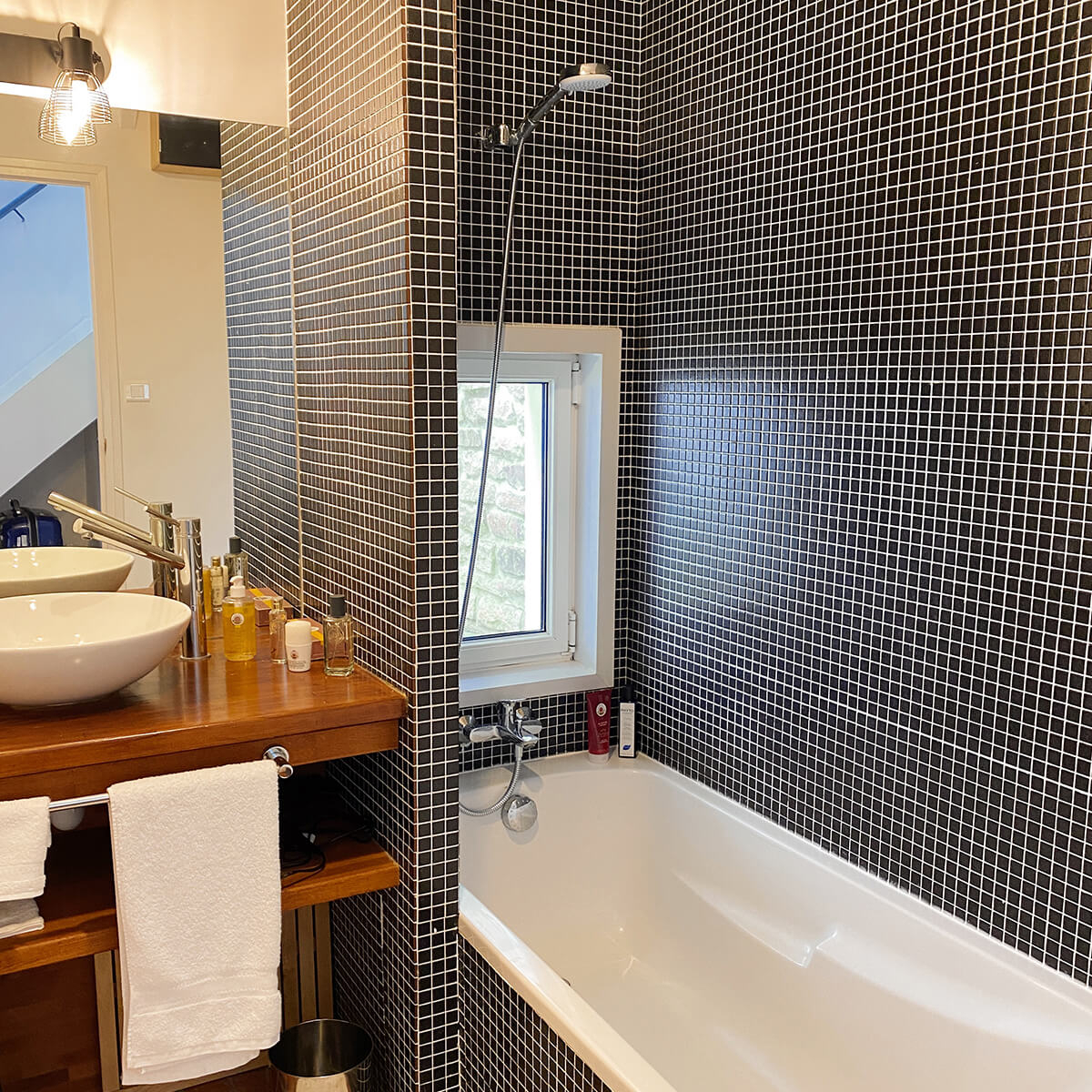 salle de bain bleu sombre