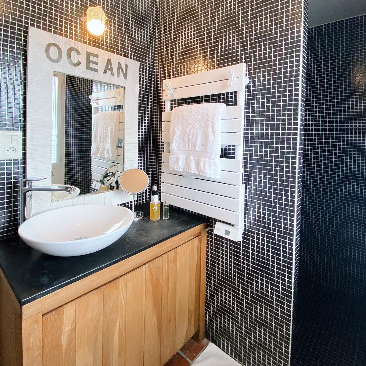 salle de bain bleu sombre