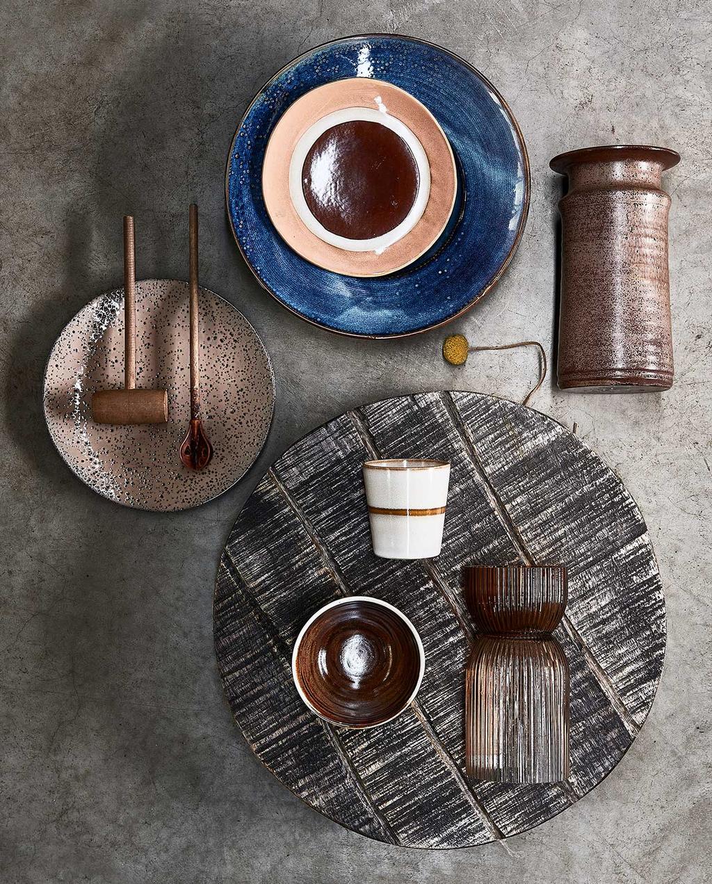table avec vaisselle en grès
