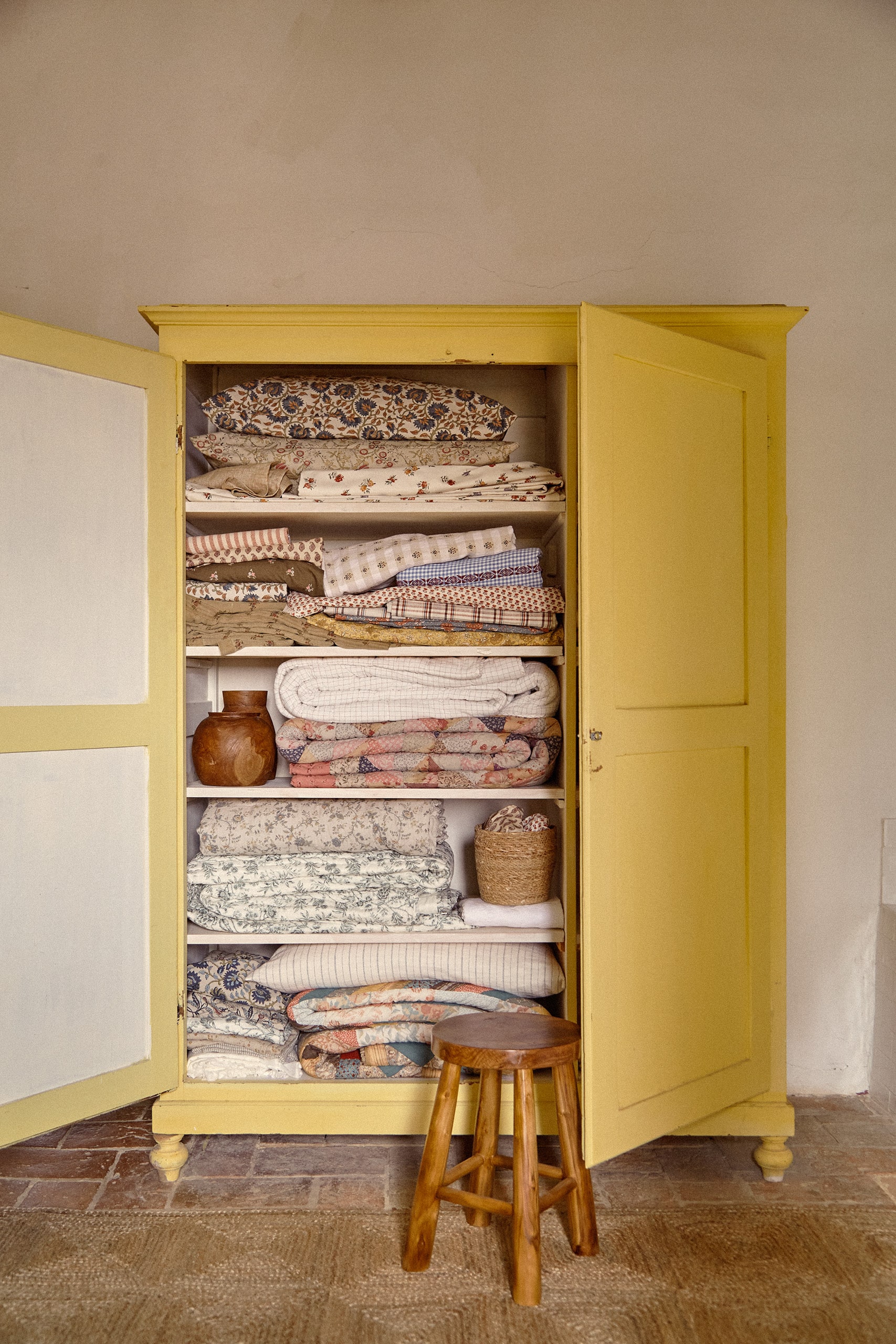 armoire ancienne à linge armoire ancienne à linge
