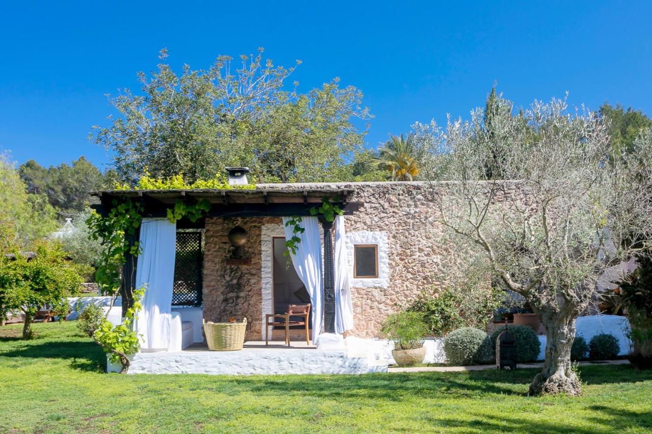 façade petite maison en pierres