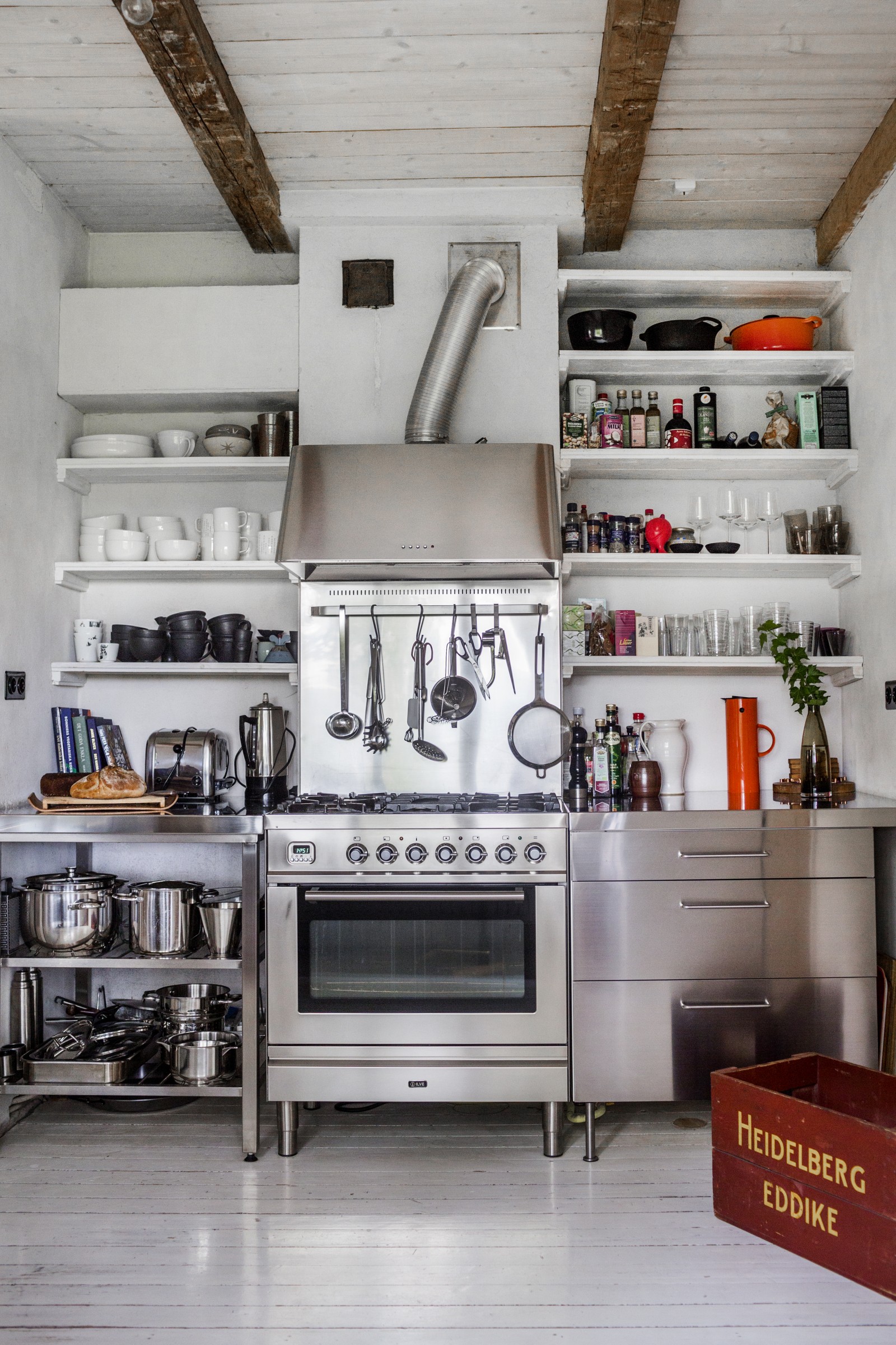 cuisine inox avec poutres maison rénovée