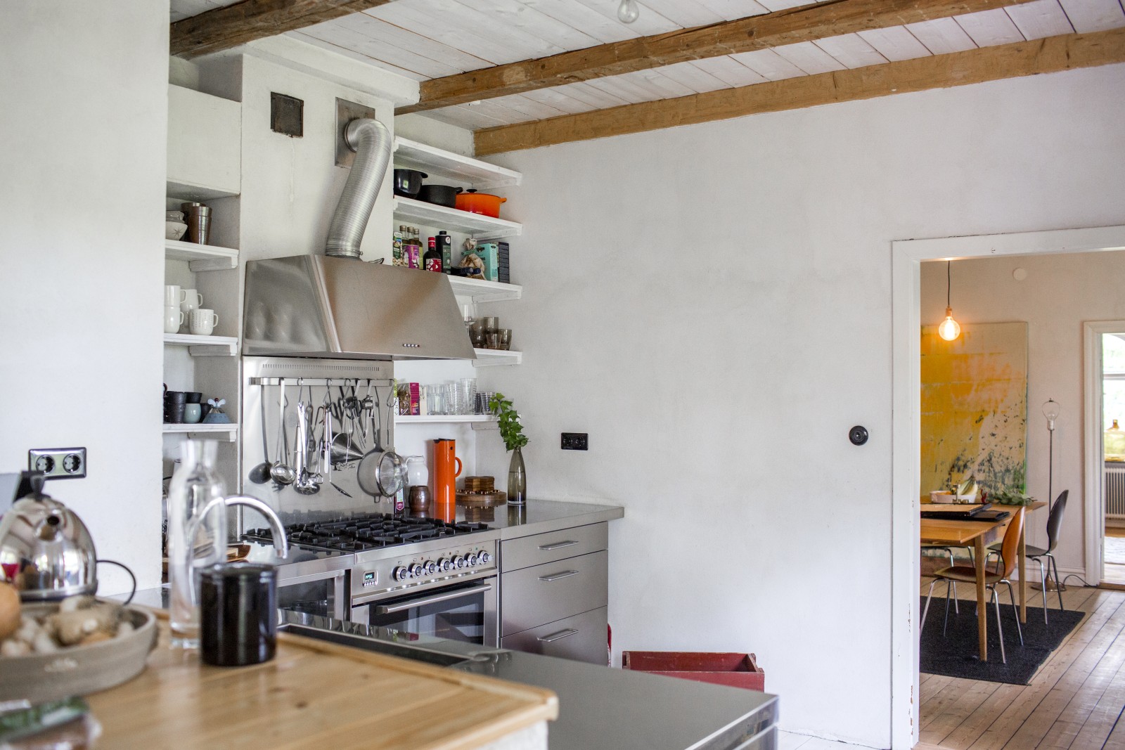 cuisine inox avec poutres maison rénovée