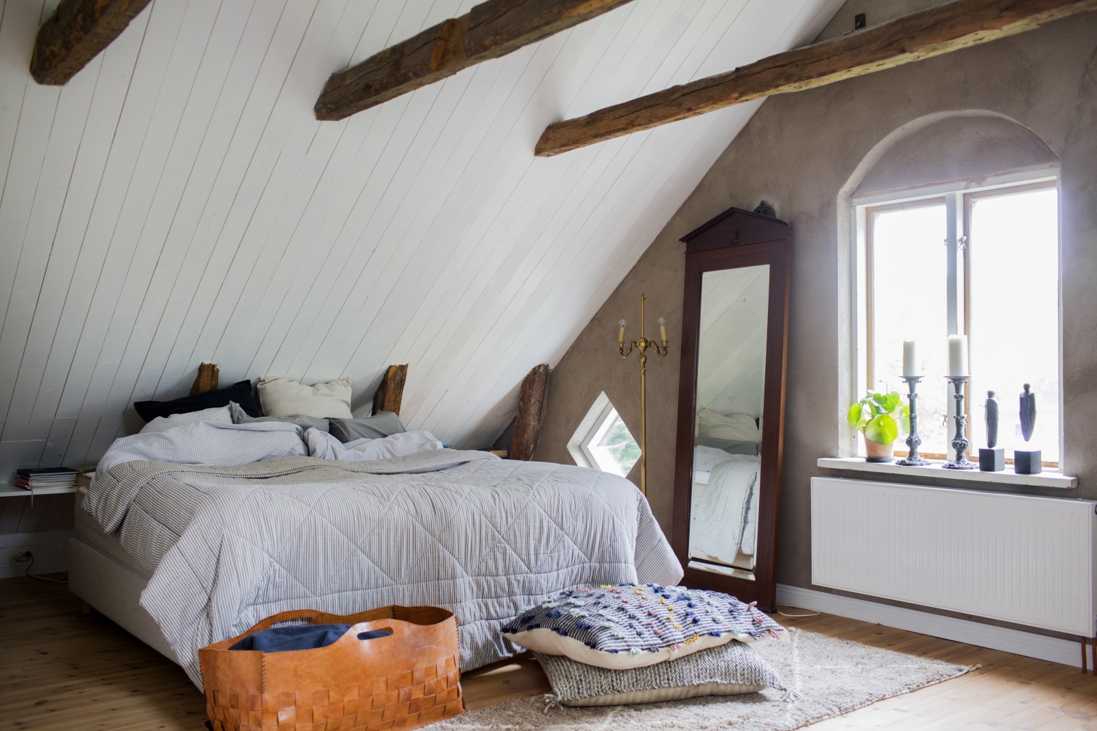 chambre sous combles maison rénovée