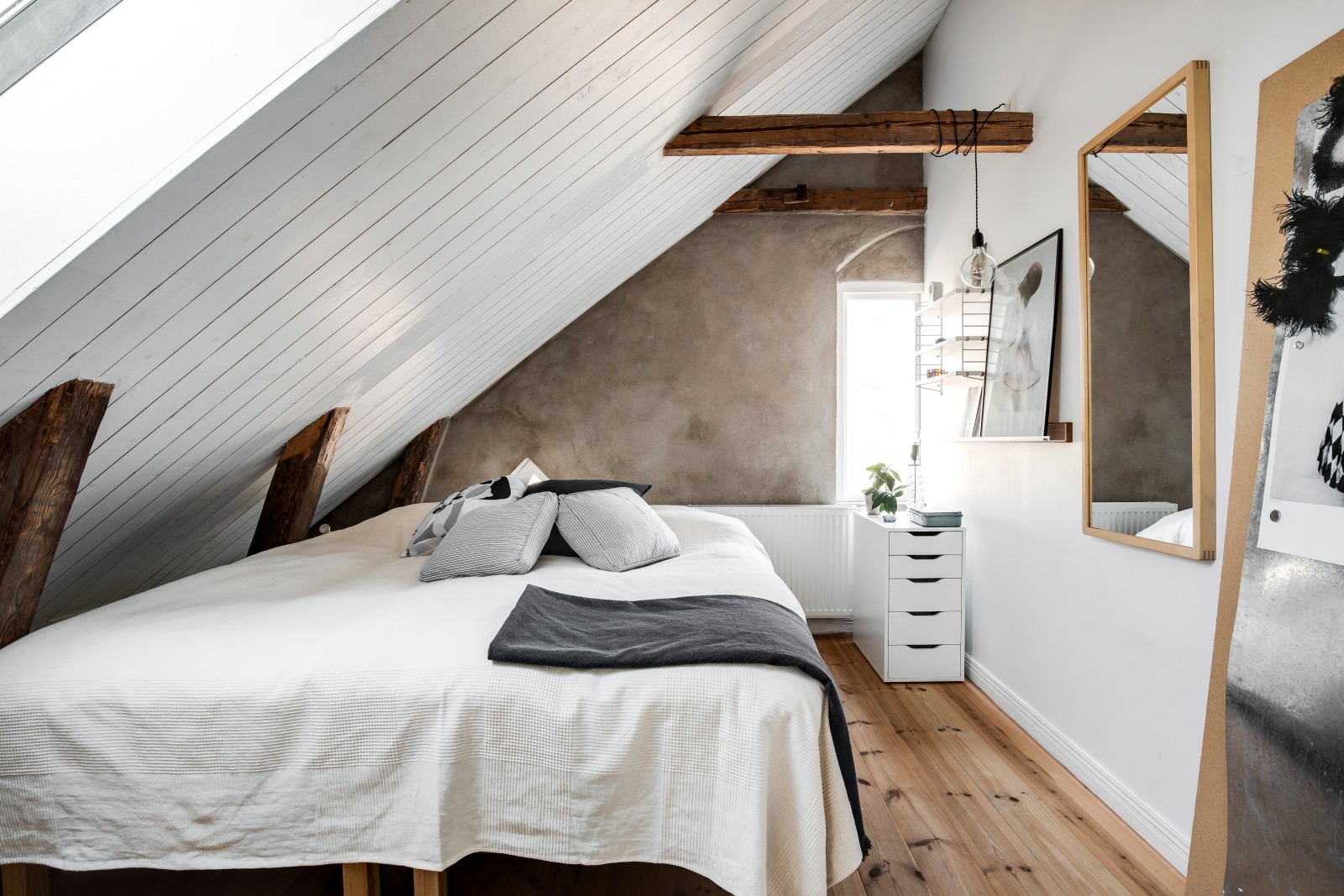 chambre sous combles maison rénovée