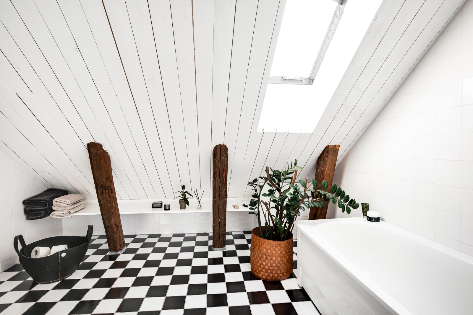 salle de bain sous combles sol à damier