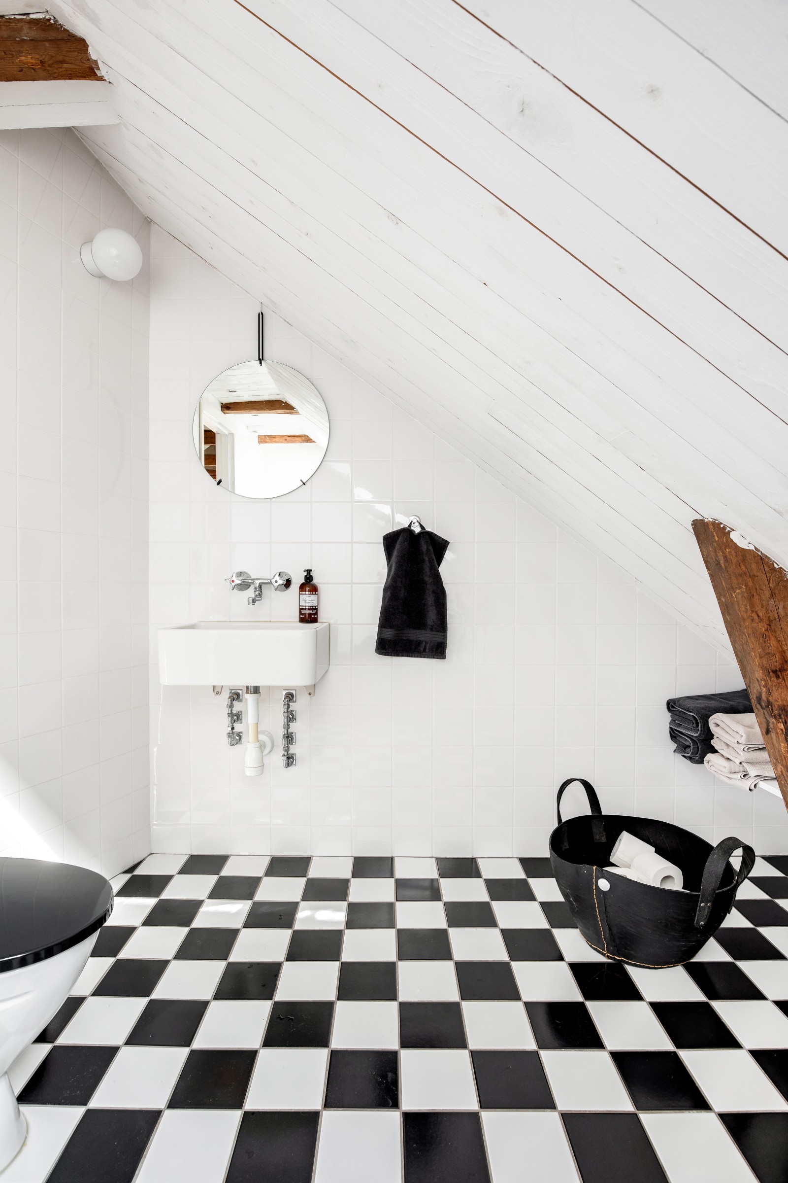 salle de bain sous comble sol à damier