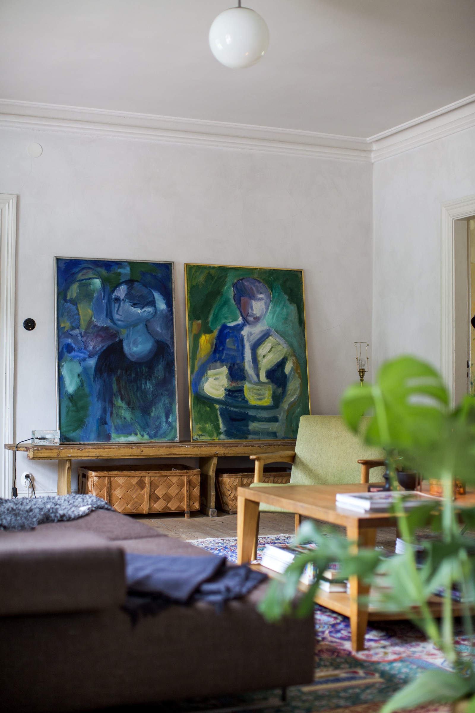 salon avec tableaux contemporains