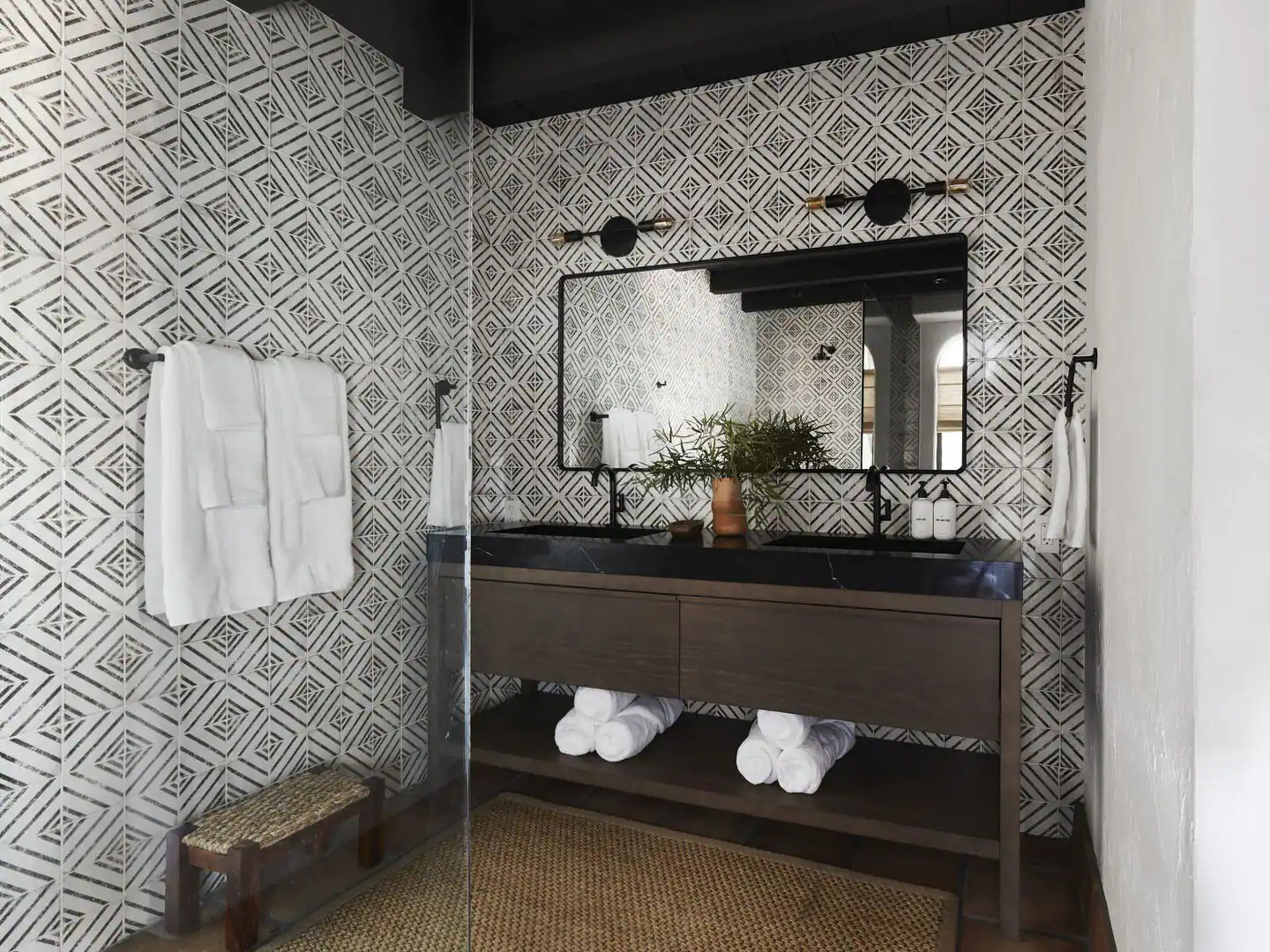 salle de bain noire et bois