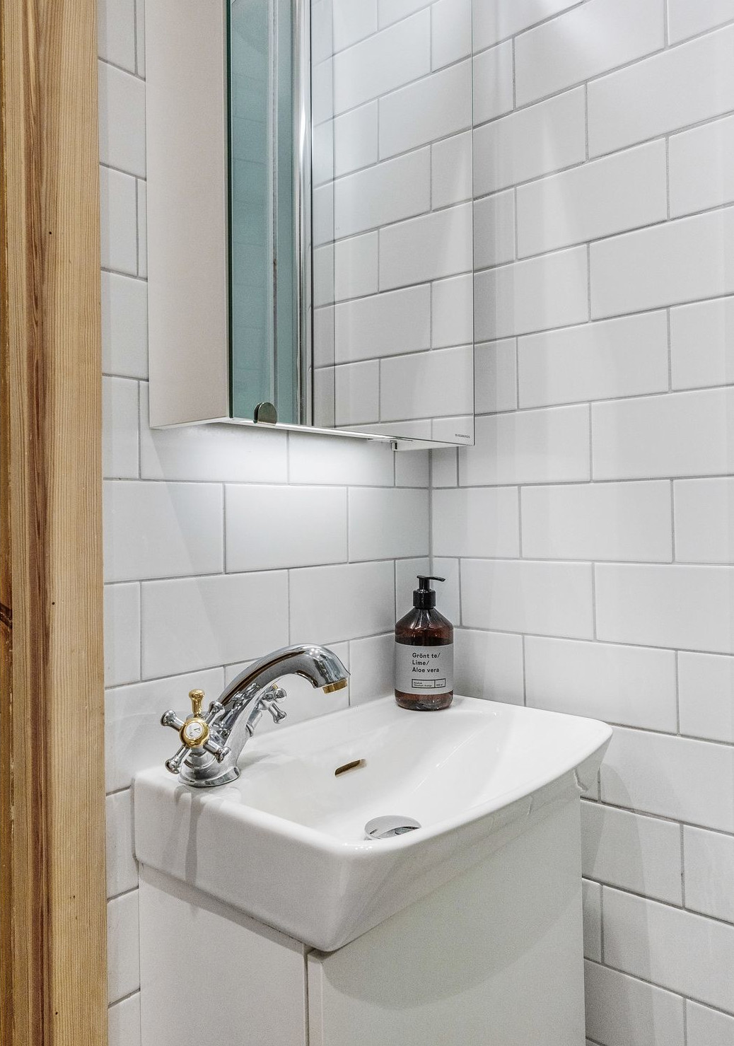 salle de bain carrelage blanc