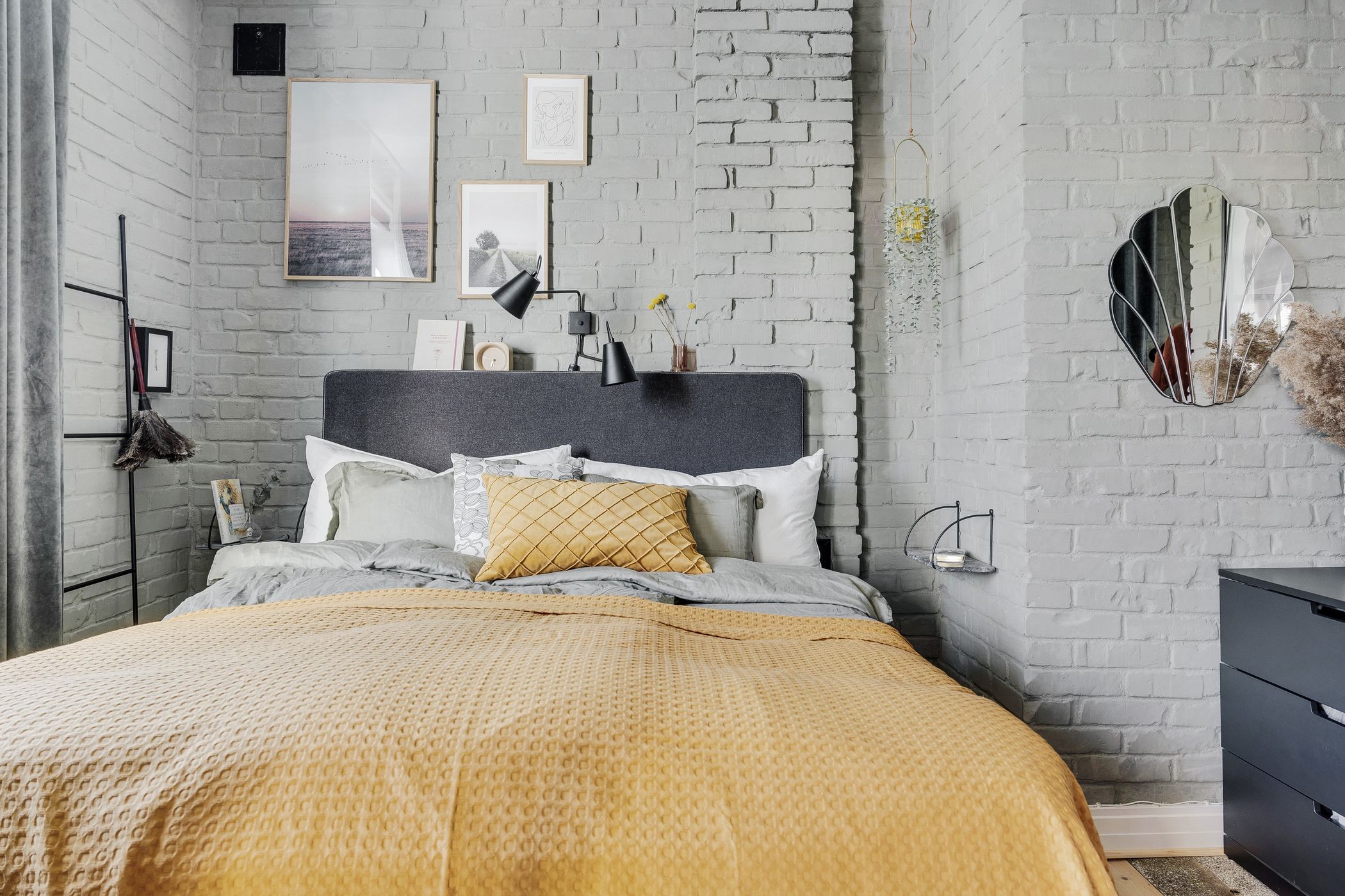 chambre avec briques blanches