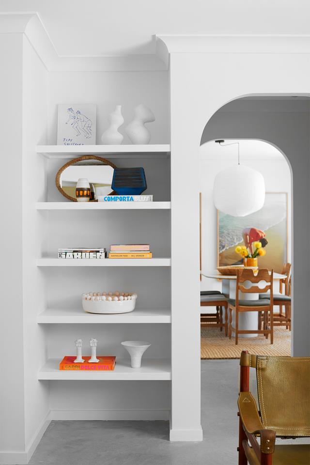 salon avec étagère en arche salon avec étagère en arche