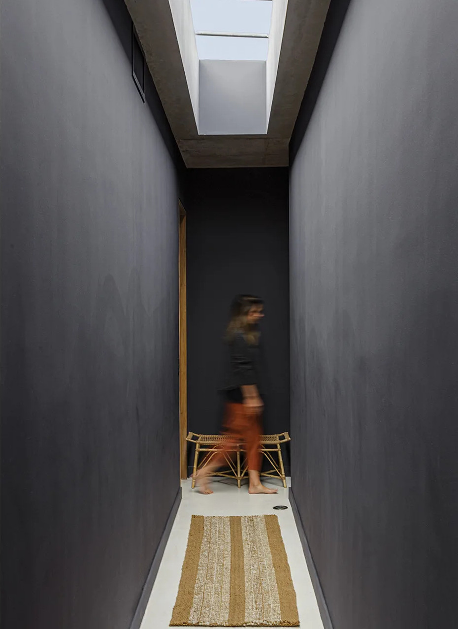 couloir peint en noir couloir peint en noir