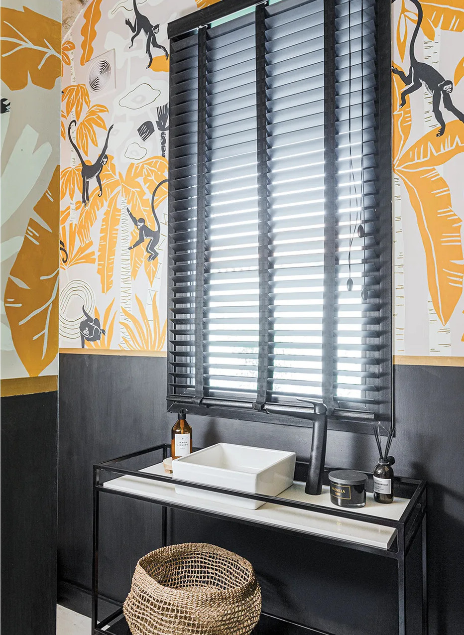 salle de bain avec papier-peint salle de bain avec papier-peint