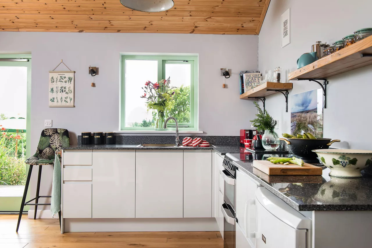 cuisine blanche ouverte maison en bois cuisine blanche ouverte maison en bois