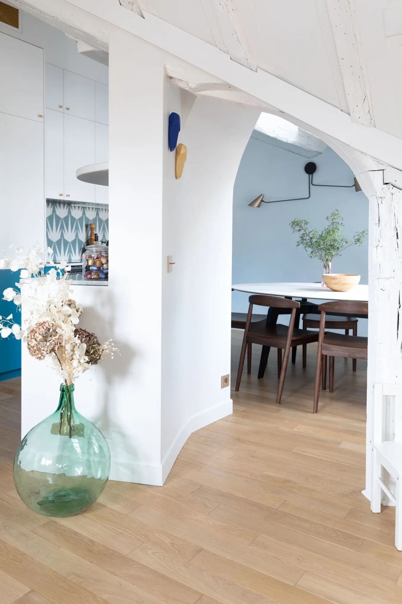 salon avec poutres appartement rénové salon avec poutres appartement rénové