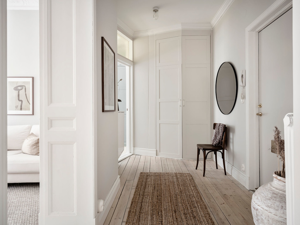 entrée avec parquet clair entrée avec parquet clair