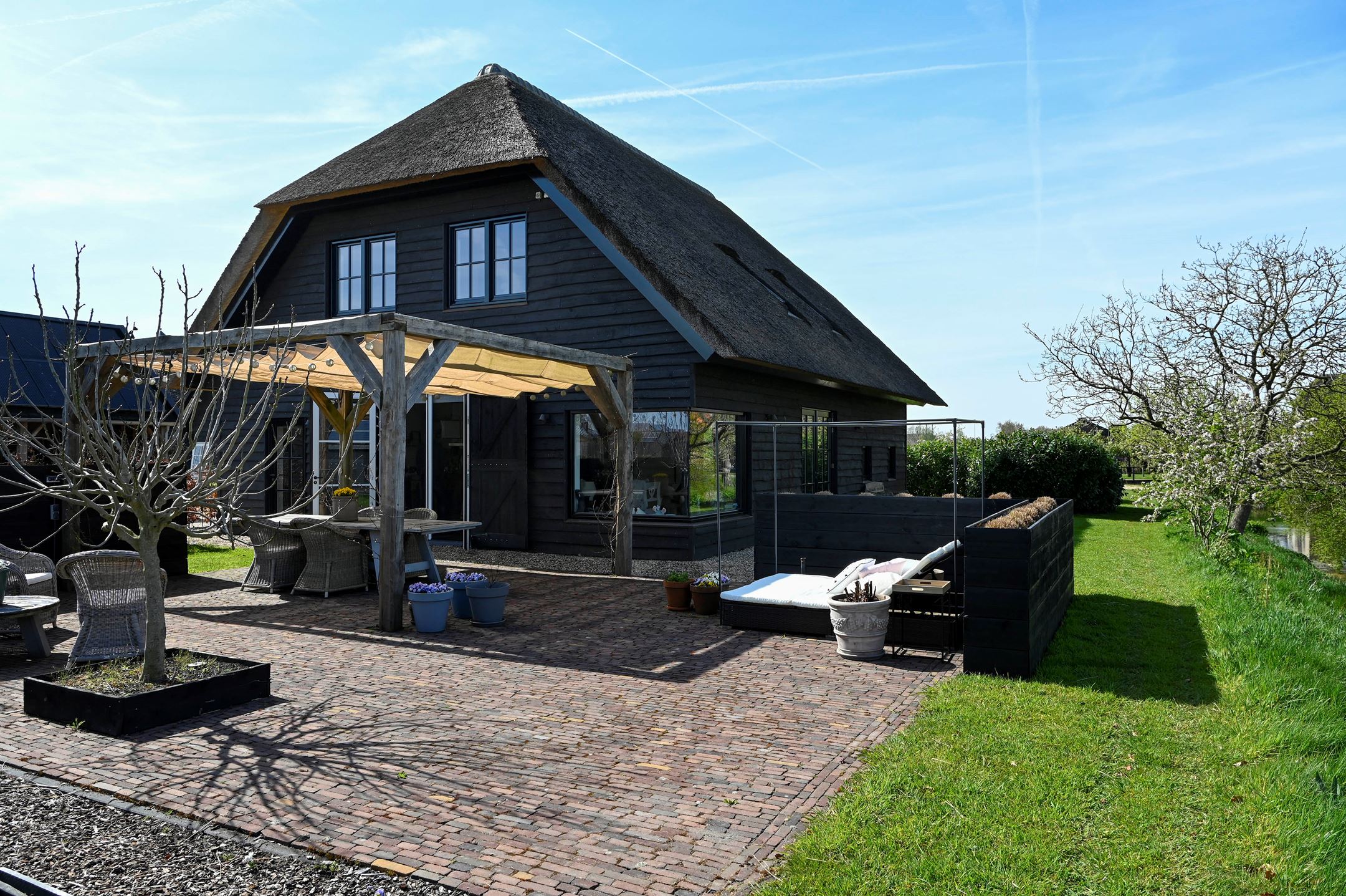 maison bois noir toit de chaume maison bois noir toit de chaume