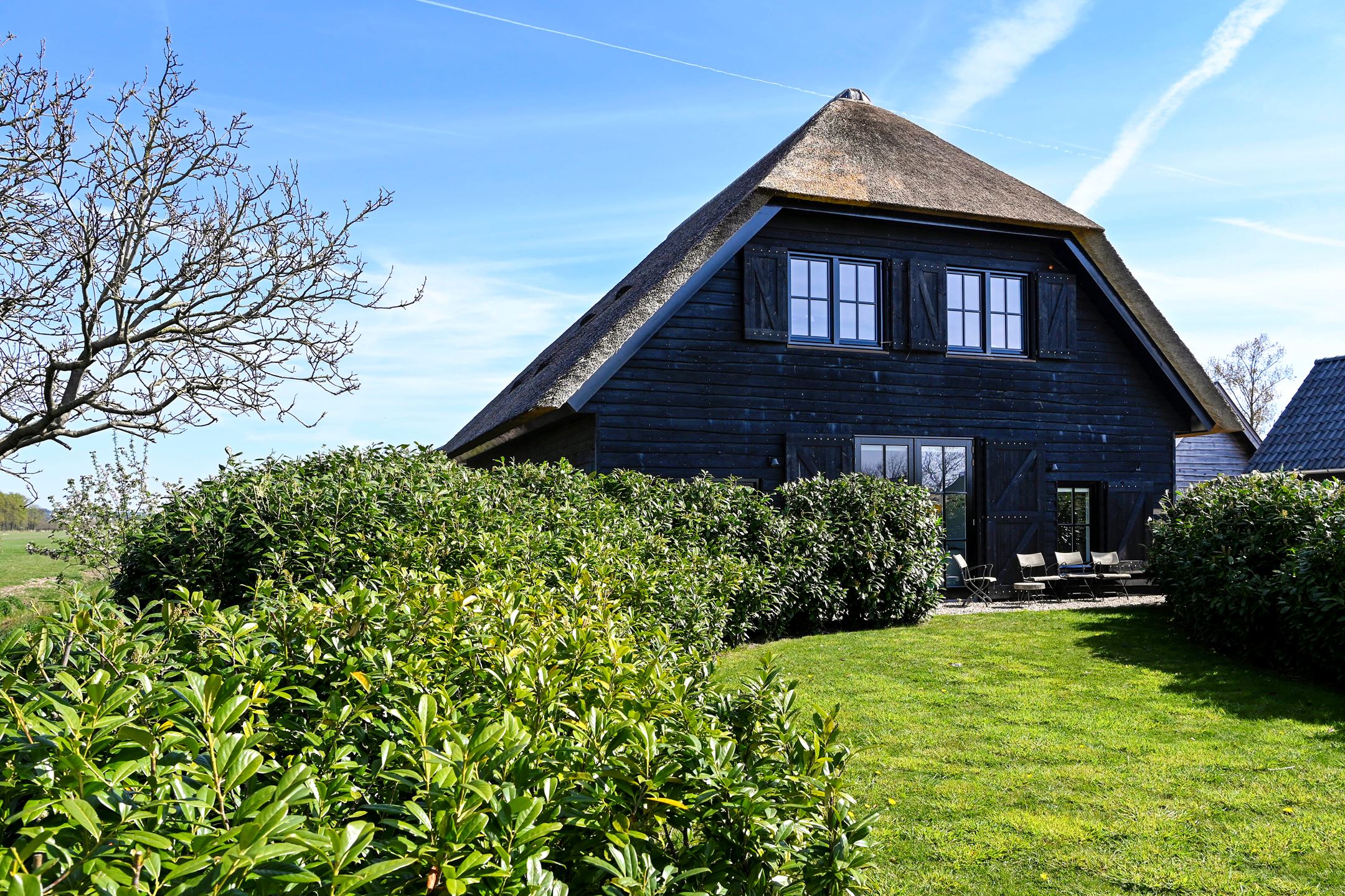 maison bois noir toit de chaume maison bois noir toit de chaume