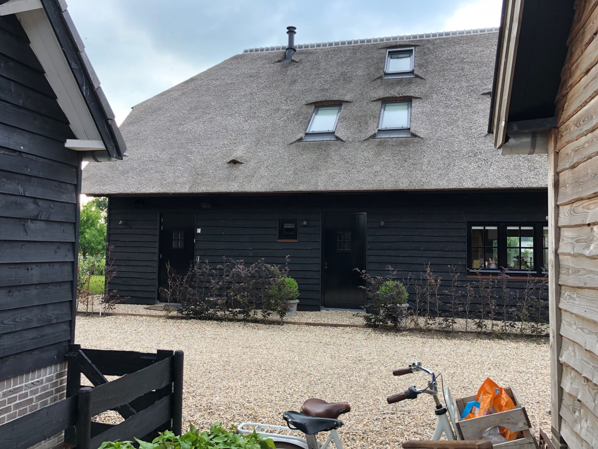 maison bois noir toit de chaume gris maison bois noir toit de chaume gris