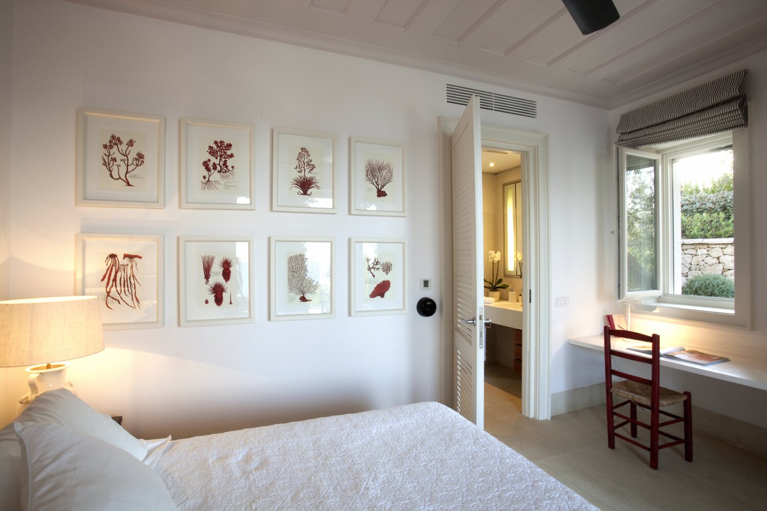 chambre avec cadres muraux