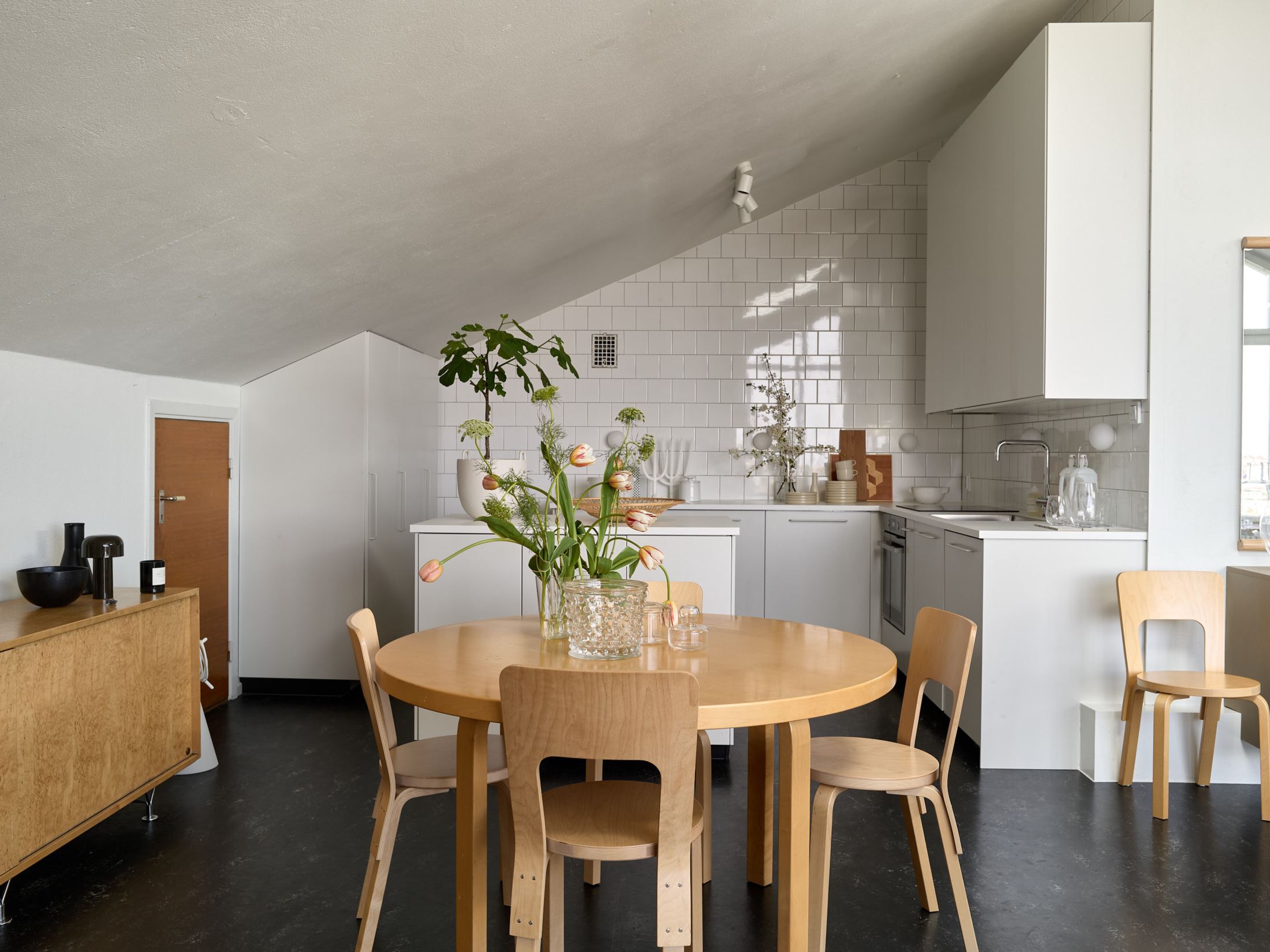 cuisine blanche avec salle à manger bois