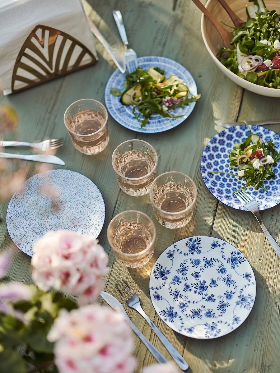 assiette décor fleurs bleues IKEA