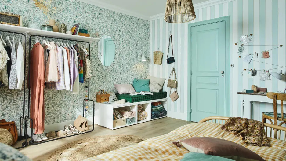 chambre papier-peint fleuri et papier-peint rayé