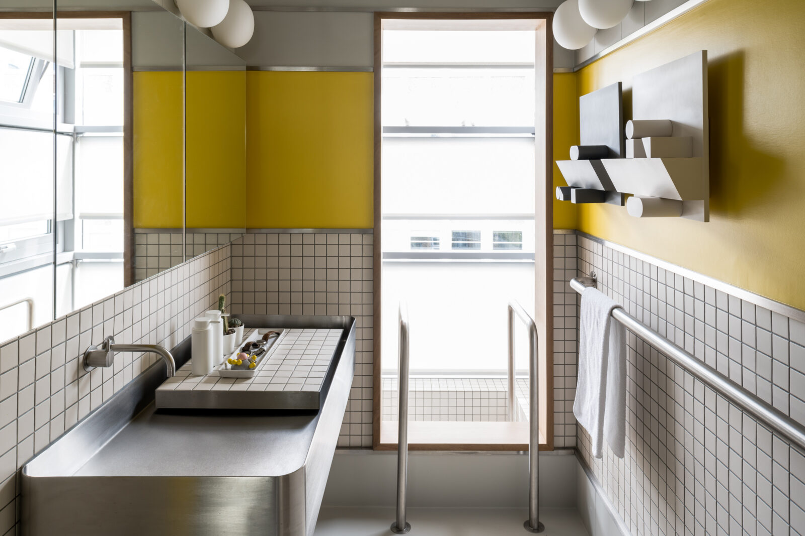 salle de bain blanche et jaune