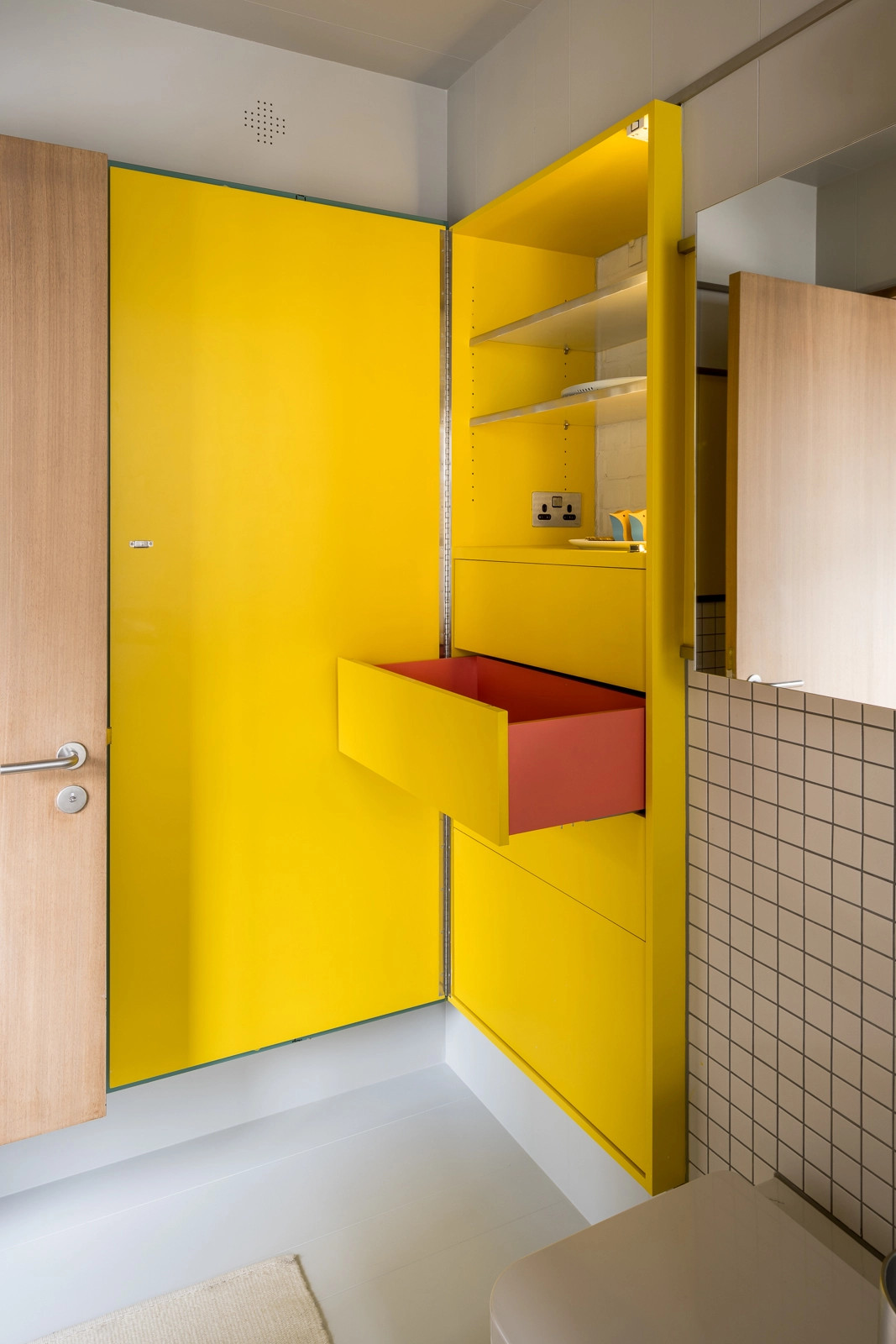 salle de bain blanche et jaune