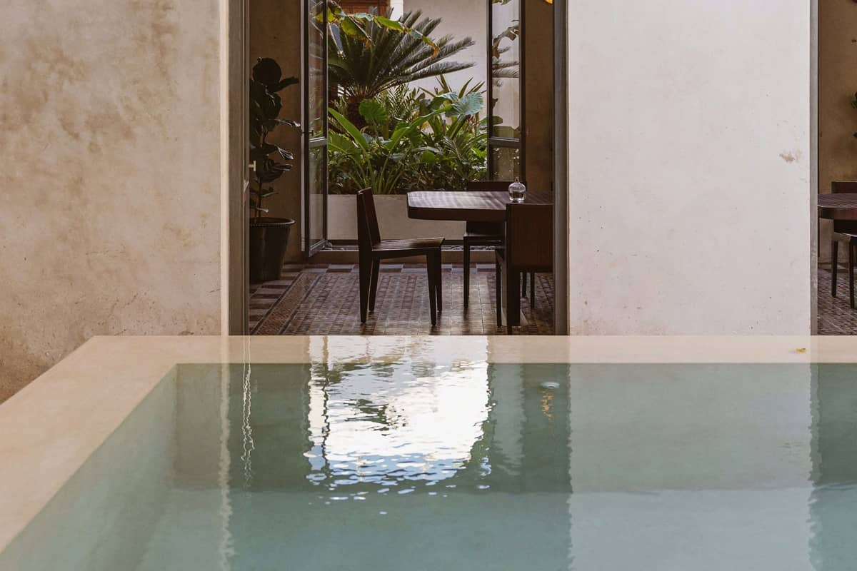 patio avec piscine maçonnée