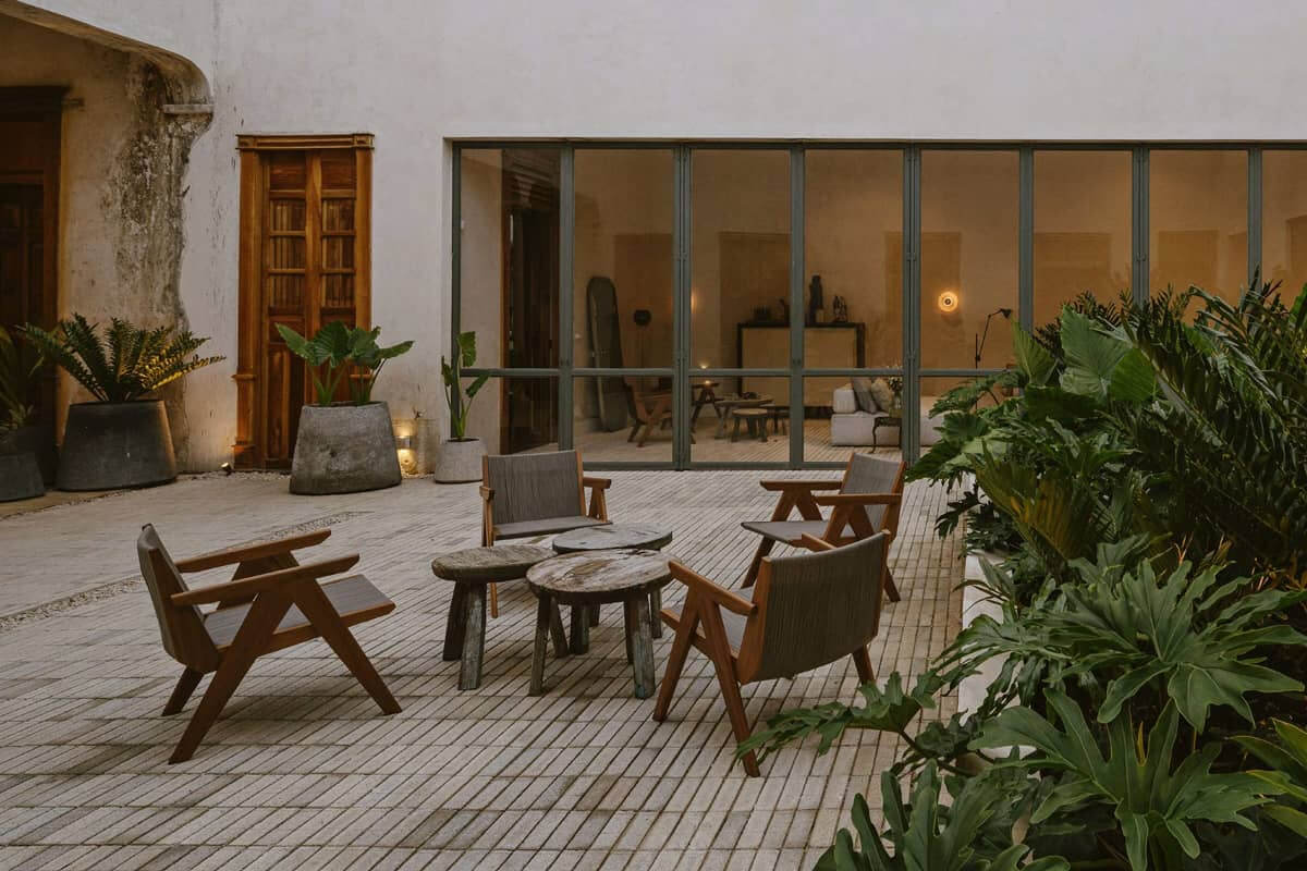 cour intérieure maison rénovée