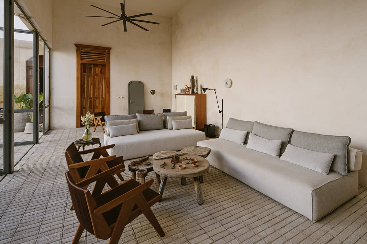 salon avec sol en briques maison rénovée
