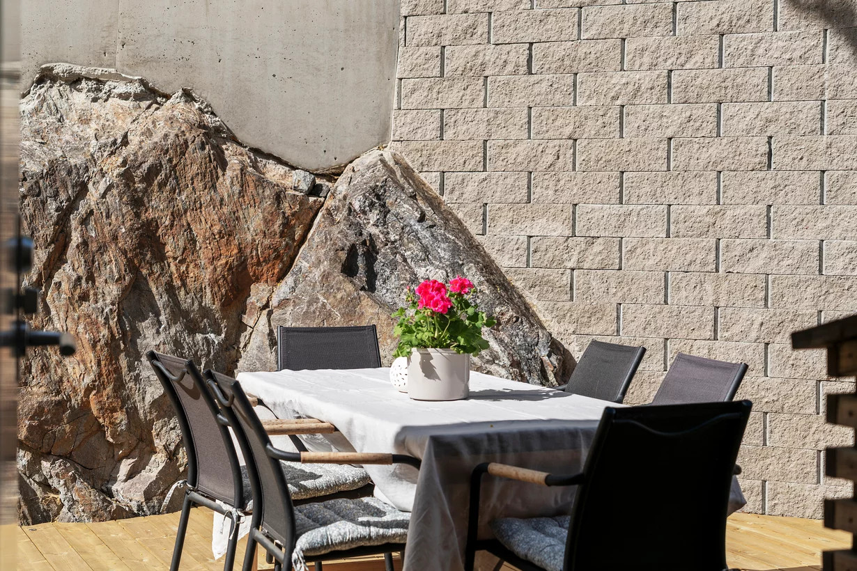 terrasse avec murs pierres