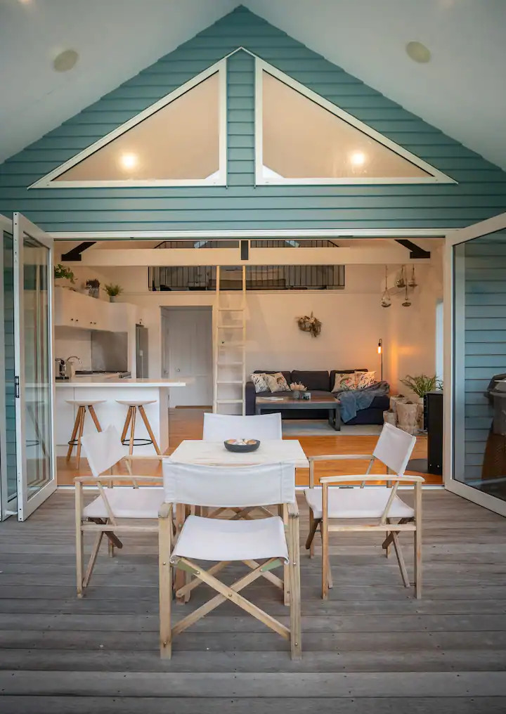 terrasse maison bleue en bois