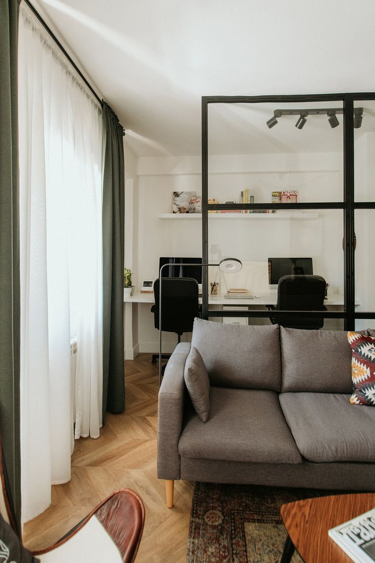 salon avec bureau pour le télétravail derrière une verrière