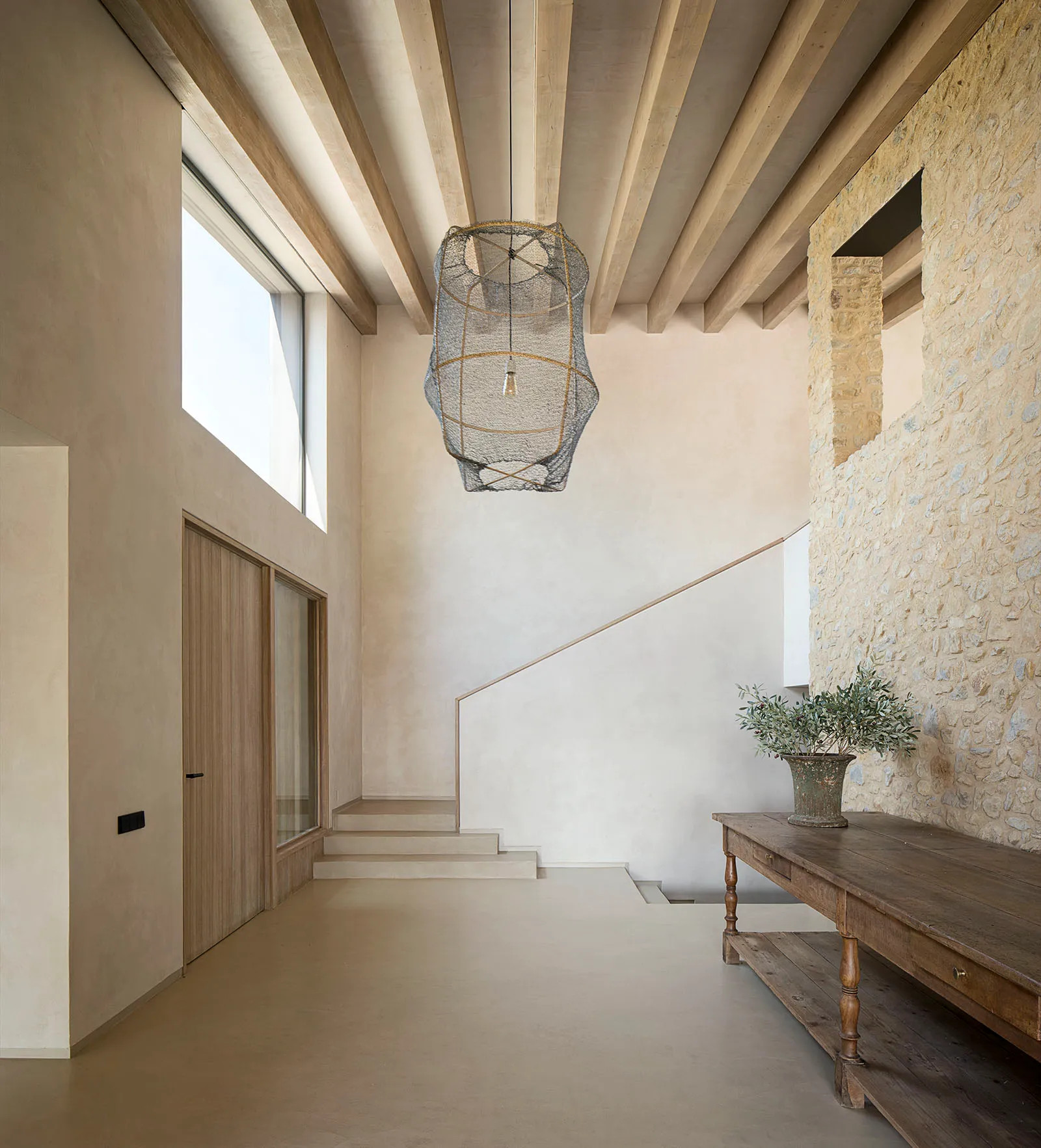 entrée avec mur de pierres entrée avec mur de pierres