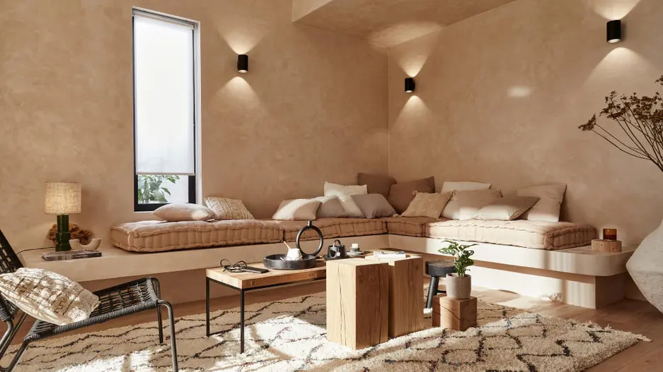 salon avec banc maçonné décoration naturelle
