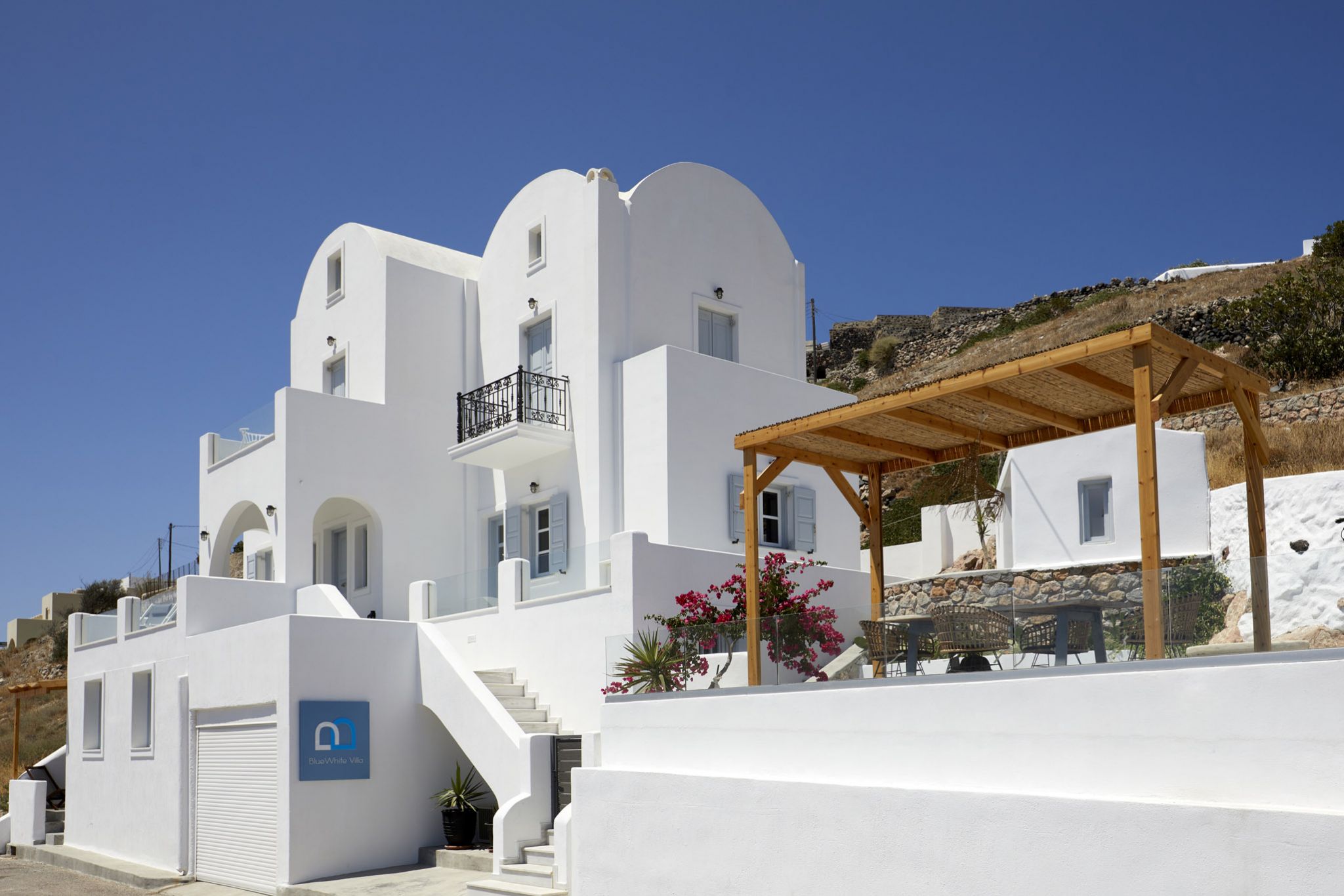 façade maison blanche dans les Cyclades façade maison blanche dans les Cyclades