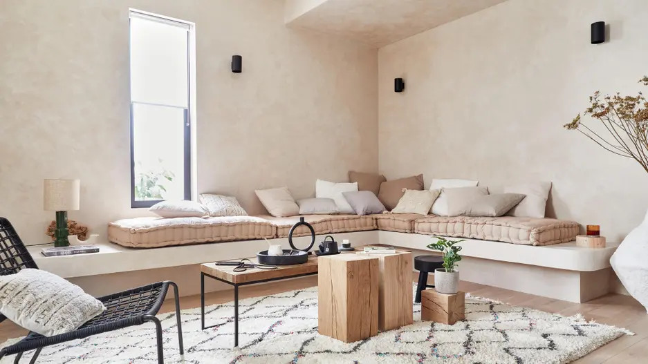 salon avec banc maçonné décoration naturelle