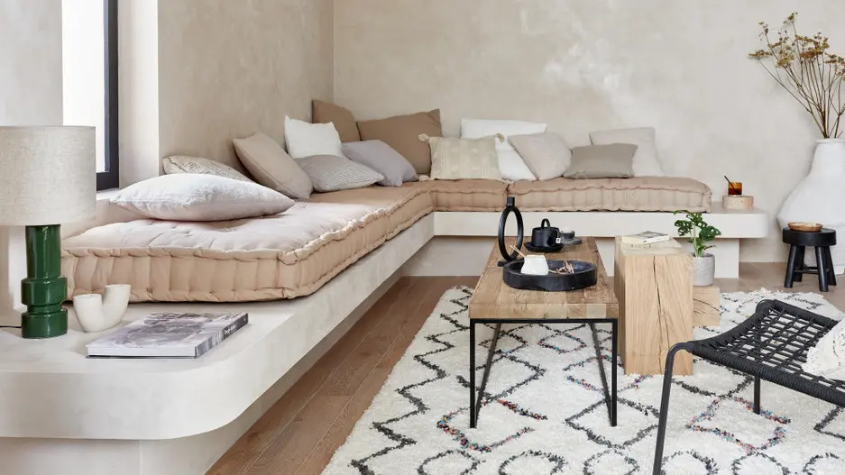 salon avec banc maçonné décoration naturelle