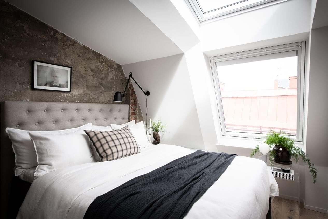 chambre mansardée avec fenêtre de toit