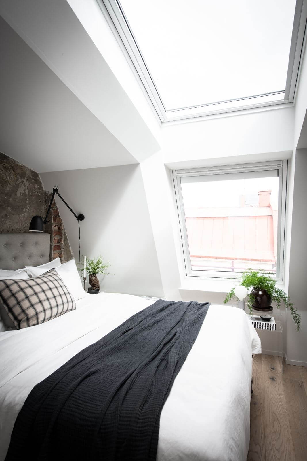 chambre mansardée avec fenêtre de toit