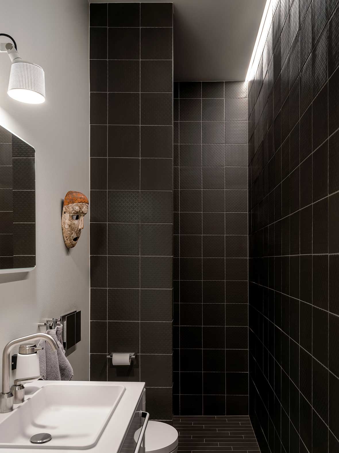 salle de bain carrelage noir appartement Vipp salle de bain carrelage noir appartement Vipp