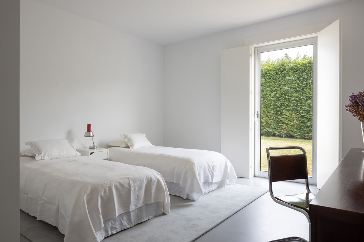 chambre double blanche et minimaliste