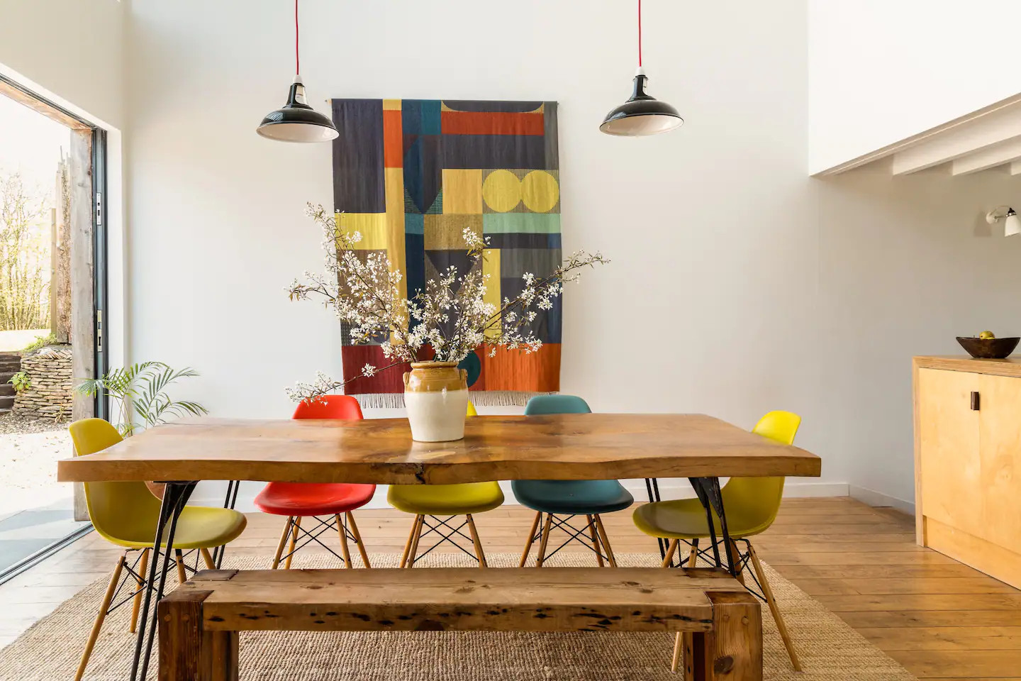 salle à manger avec chaises colorées