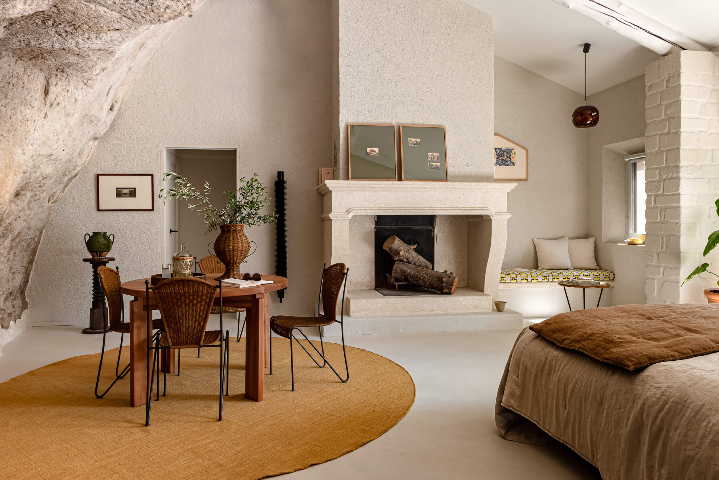 chambre avec cheminée décoration contemporaine l'Étoile des Baux