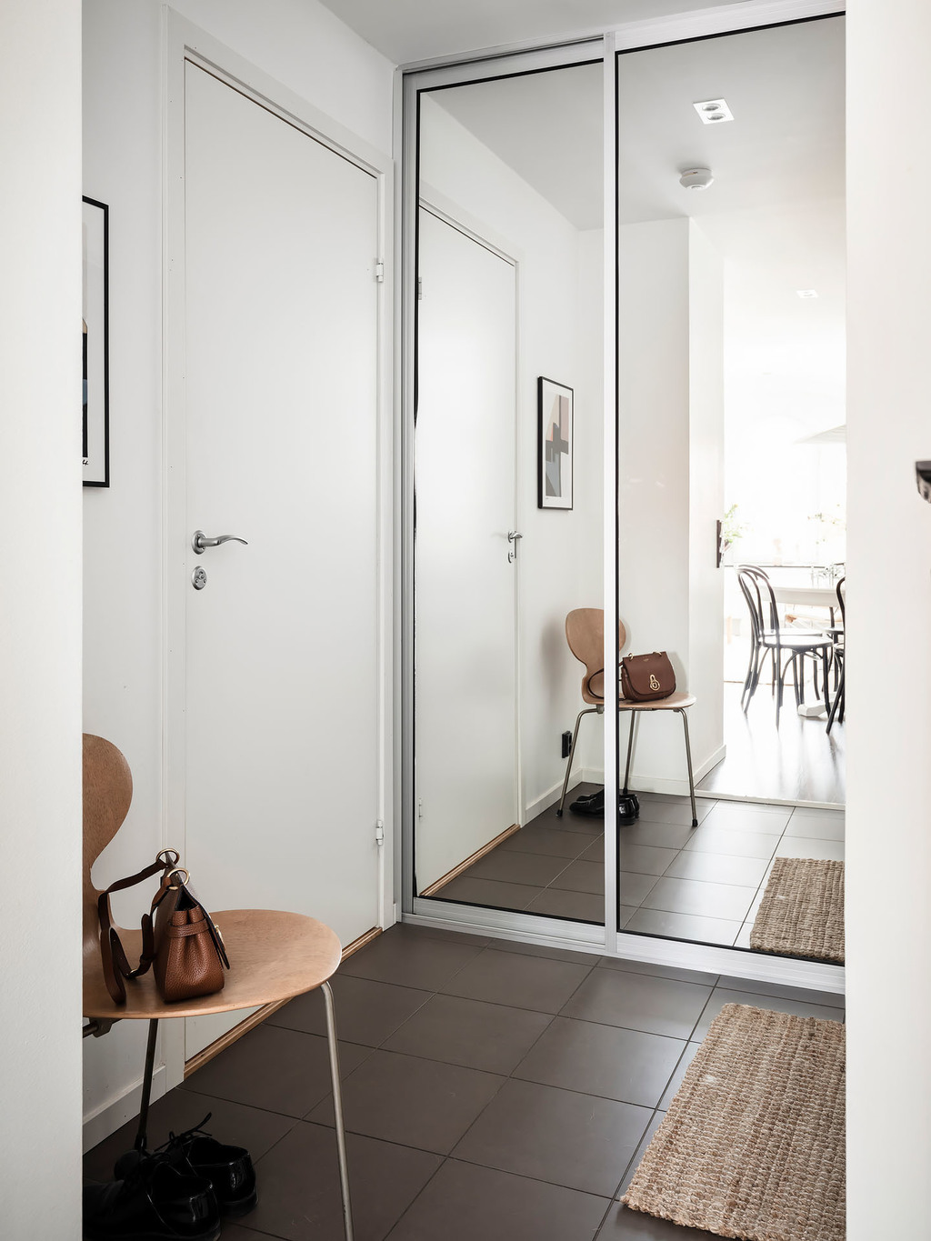 entrée avec placard miroir décoration contemporaine