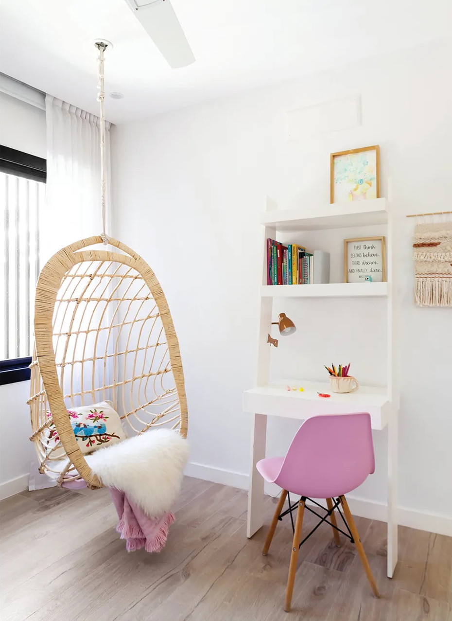 fauteuil suspendu rotin dans chambre enfant