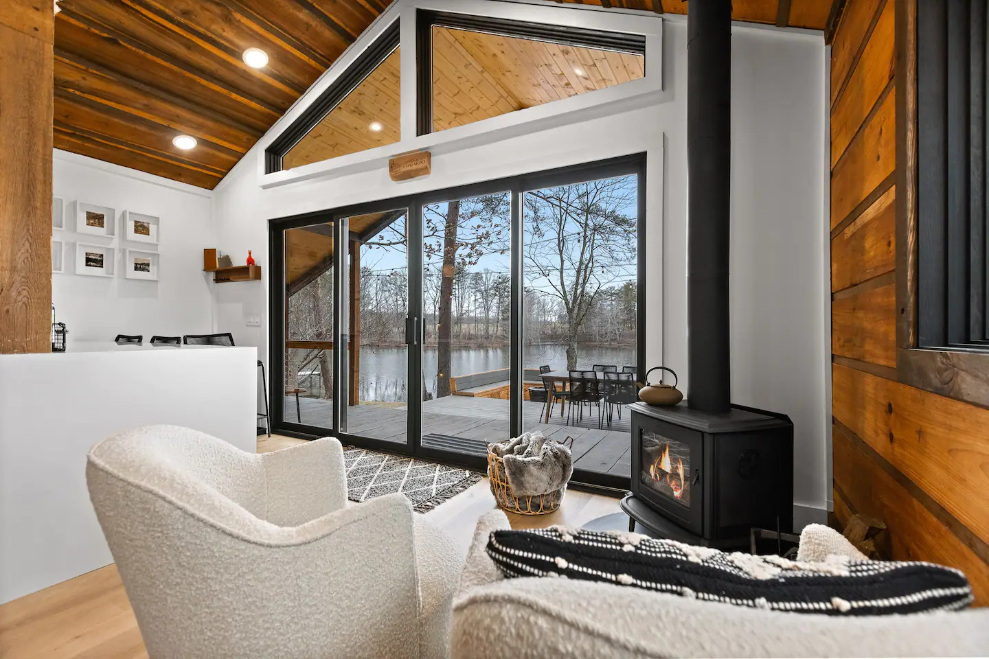 salon avec baie vitrée et poêle